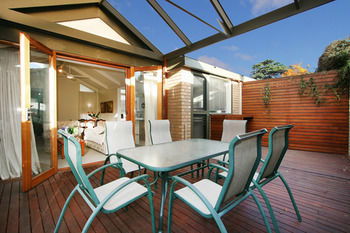 Wattle Holiday Rental - Coogee Beach Accommodation 7