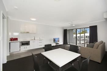 Cooroy Luxury Motel Apartments Noosa - Coogee Beach Accommodation 10