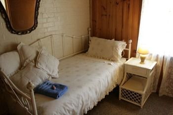 A Settler's Cottage - Coogee Beach Accommodation 4