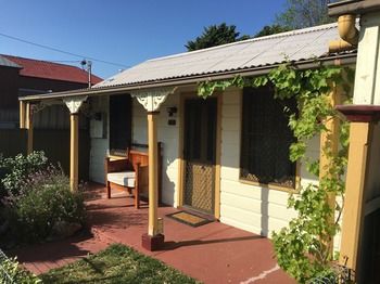 A Settler's Cottage - Coogee Beach Accommodation 11