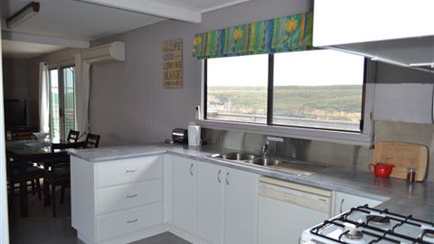 House On The Hill Port Campbell - Coogee Beach Accommodation 5