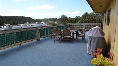 House On The Hill Port Campbell - Coogee Beach Accommodation 6