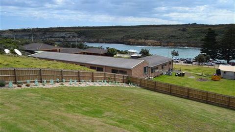 House On The Hill Port Campbell - Coogee Beach Accommodation 7