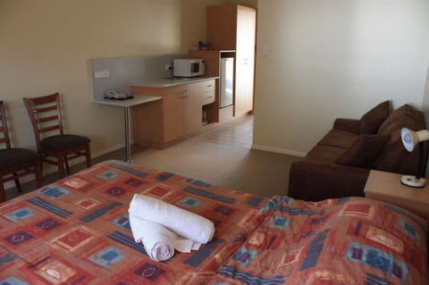 Country Roads Motor Inn - Gayndah - Coogee Beach Accommodation 2
