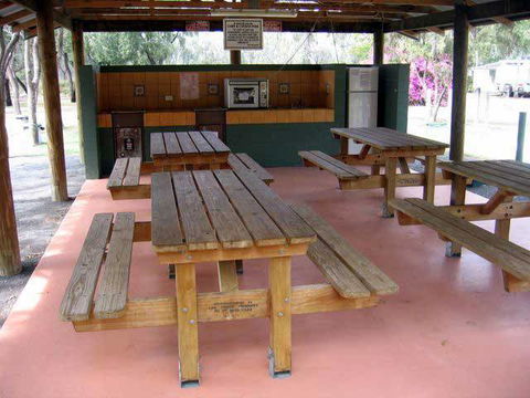 Emerald Cabin & Caravan Village - Coogee Beach Accommodation 4