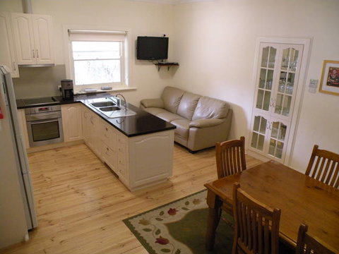 MacDonnell House (Naracoorte Cottages) - Coogee Beach Accommodation 2