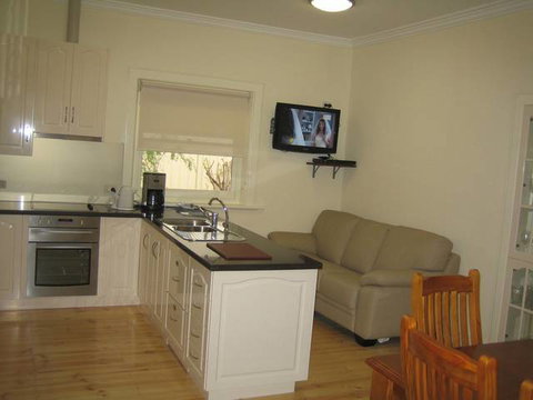 MacDonnell House (Naracoorte Cottages) - Coogee Beach Accommodation 3