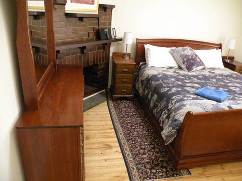 MacDonnell House (Naracoorte Cottages) - Coogee Beach Accommodation 4