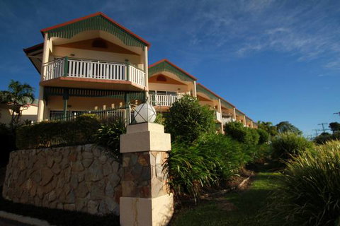 Tinaroo Lake Resort - Holiday Apartments - Coogee Beach Accommodation 3