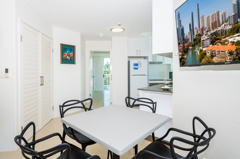 The Emerald Surfers Paradise - Coogee Beach Accommodation 10