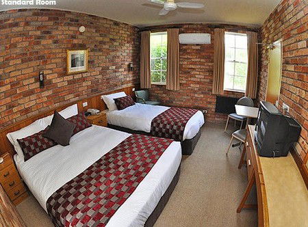 Log Cabin - Coogee Beach Accommodation 0