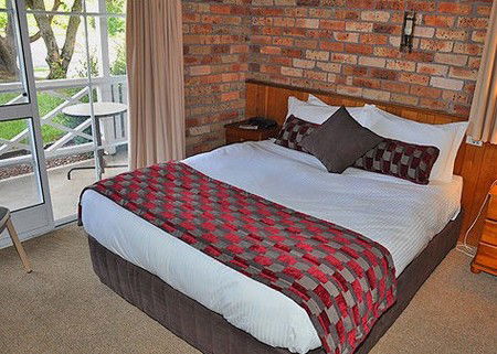 Log Cabin - Coogee Beach Accommodation 1