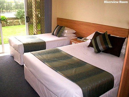 Log Cabin - Coogee Beach Accommodation 2