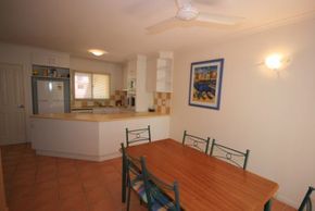 Beach Court Holiday Villas - Coogee Beach Accommodation 3