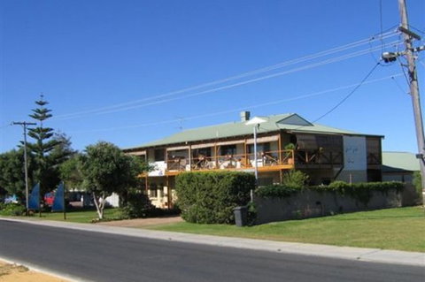 Lancelin YHA - Coogee Beach Accommodation 3