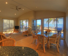 Rollingstone Beach Front Resort - Coogee Beach Accommodation 3