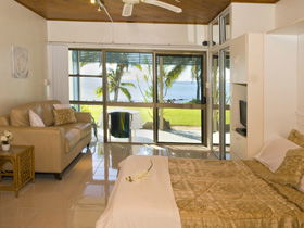 Waterfront Getaway - Coogee Beach Accommodation 2