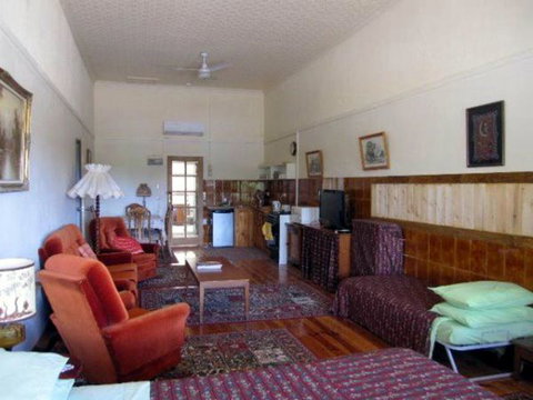 Carmines Antiques And Accommodation - Coogee Beach Accommodation 1