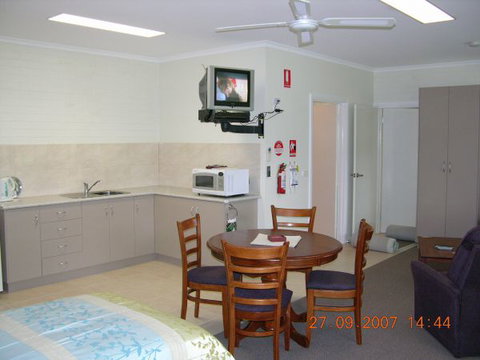 Myrtleford Masonic Units - Coogee Beach Accommodation 5