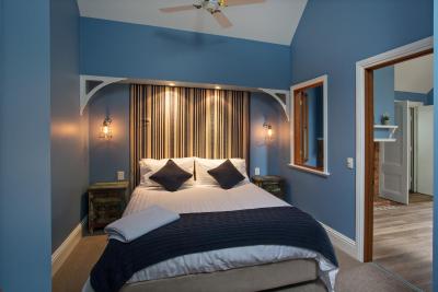 Oak Tree Lodge - Coogee Beach Accommodation 0