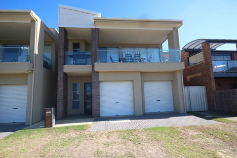 LJ Hooker Goolwa Holiday Rentals - 42 Underwood Avenue, Goolwa Beach - Coogee Beach Accommodation 3