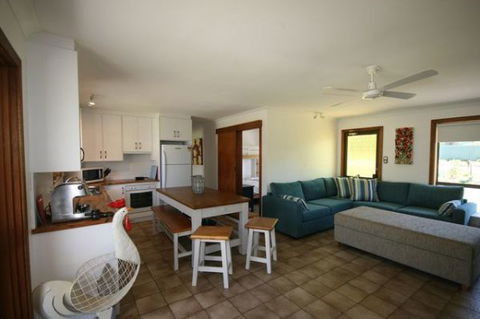 LJ Hooker Goolwa Holiday Rentals - 15 Eaton Avenue, Goolwa Beach - Coogee Beach Accommodation 2