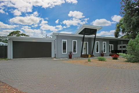 Poolside - Coogee Beach Accommodation 0