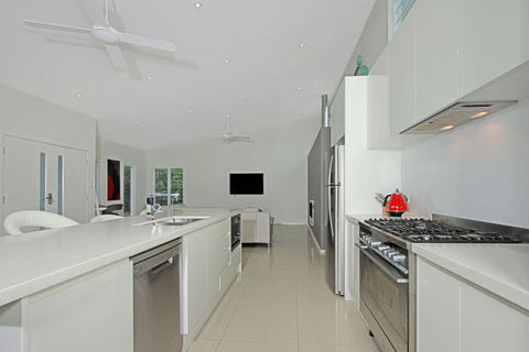Poolside - Coogee Beach Accommodation 2