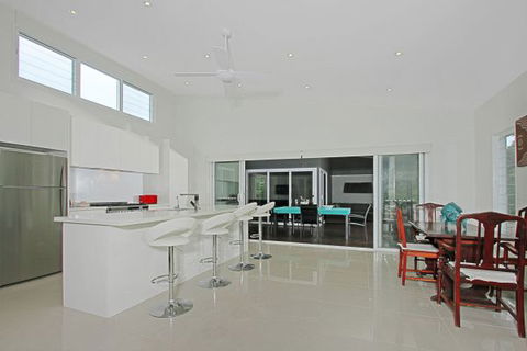 Poolside - Coogee Beach Accommodation 3