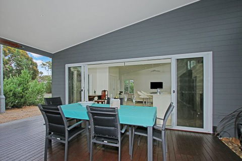 Poolside - Coogee Beach Accommodation 5