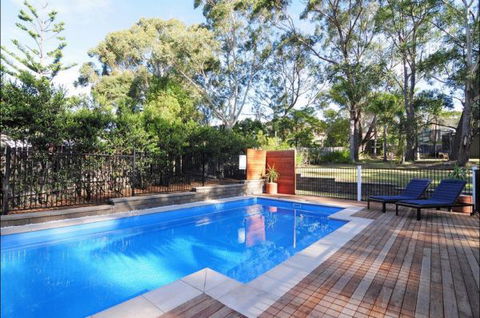 Poolside - Coogee Beach Accommodation 6