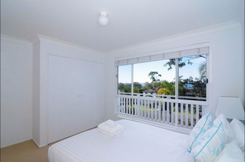 Poolside - Coogee Beach Accommodation 8