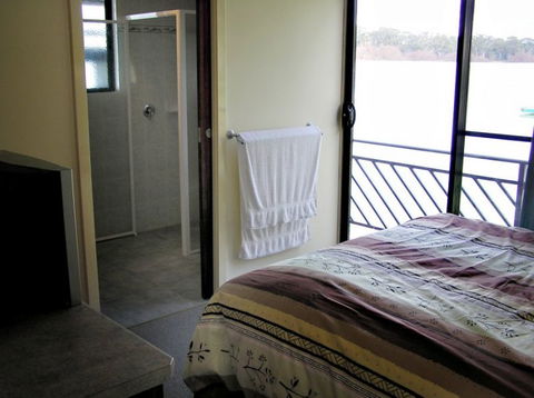 Takeme2 Houseboat - Coogee Beach Accommodation 3