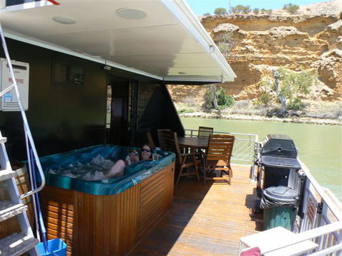 Takeme2 Houseboat - Coogee Beach Accommodation 4
