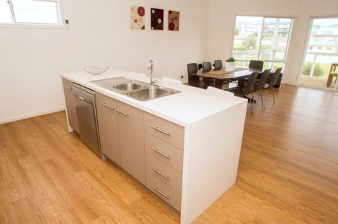 Ocean Sounds - Coogee Beach Accommodation 2