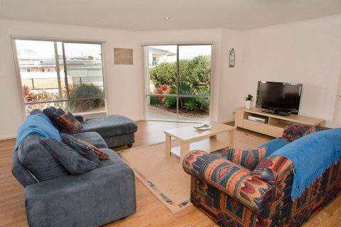 Ocean Sounds - Coogee Beach Accommodation 4