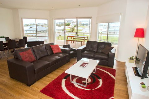 Ocean Sounds - Coogee Beach Accommodation 5