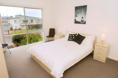 Ocean Sounds - Coogee Beach Accommodation 7