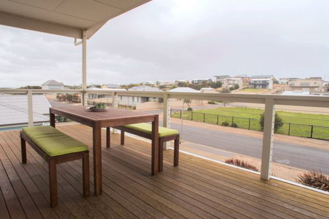 Ocean Sounds - Coogee Beach Accommodation 9