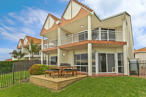SALT Waterfront Apartment - Coogee Beach Accommodation 8