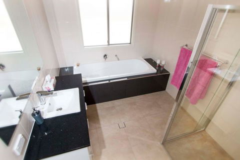 Brock's Base Wellington East - Coogee Beach Accommodation 3