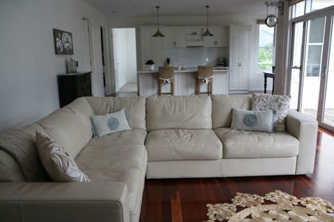 Bright Bliss - Coogee Beach Accommodation 6