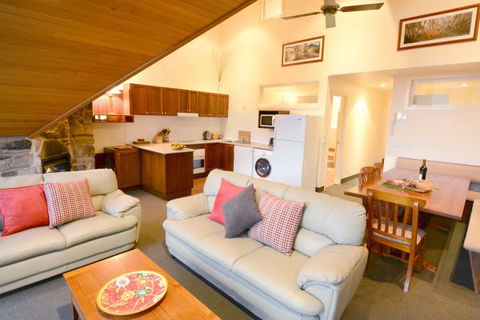 Falls Creek Country Club - Coogee Beach Accommodation 3