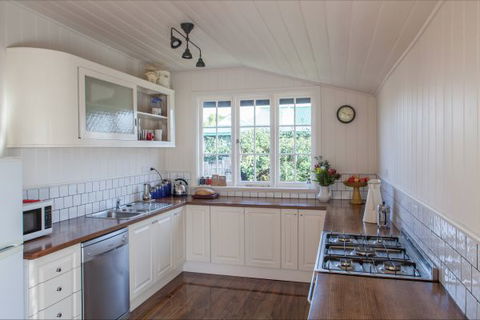 Flop House - Coogee Beach Accommodation 9