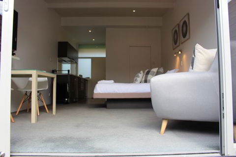 Sandy Bay Studio Apartment - Coogee Beach Accommodation 3
