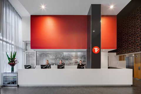 Travelodge Hotel Melbourne Docklands - Coogee Beach Accommodation 0