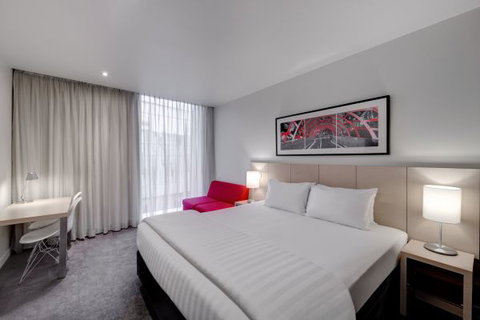 Travelodge Hotel Melbourne Docklands - Coogee Beach Accommodation 1