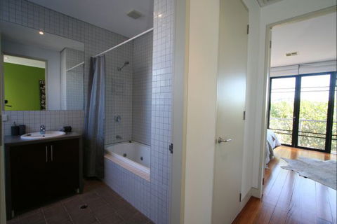 Two Five Zero / Richmond - Coogee Beach Accommodation 7