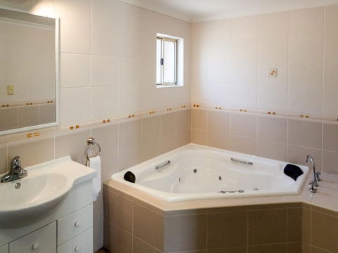 Best Western Plus Ambassador Orange - Coogee Beach Accommodation 1
