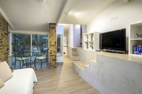 Foothills Retreat - Coogee Beach Accommodation 1